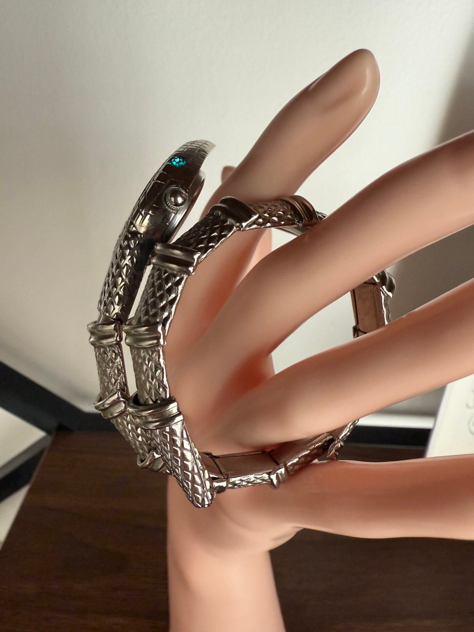 Đồng hồ biểu tượng con rắn - Ảnh 3