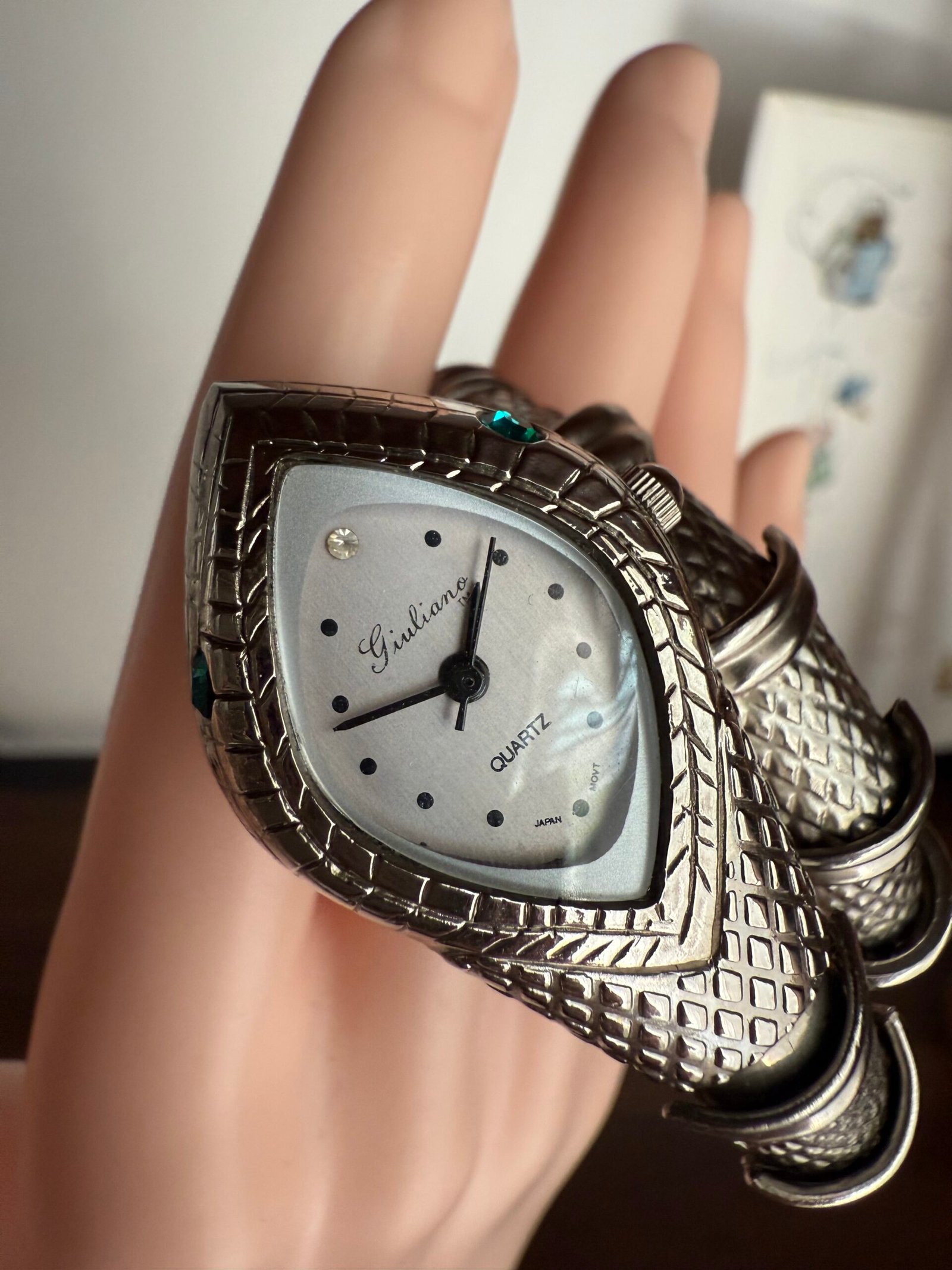 Đồng hồ biểu tượng con rắn